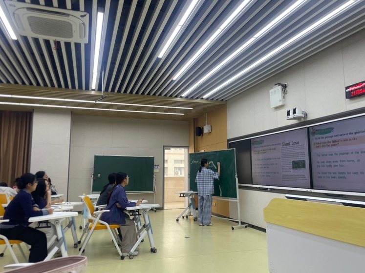 人们在房间里描述已自动生成