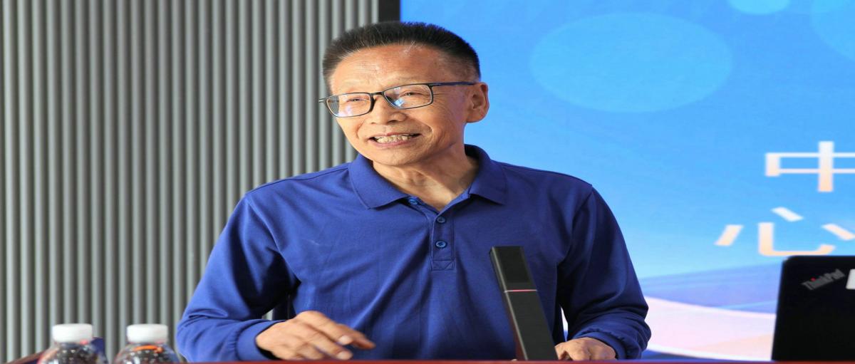 说明: 张国祚以《谈谈石油科学家精神》为题作报告 说明: 张国祚以《谈谈石油科学家精神》为题作报告