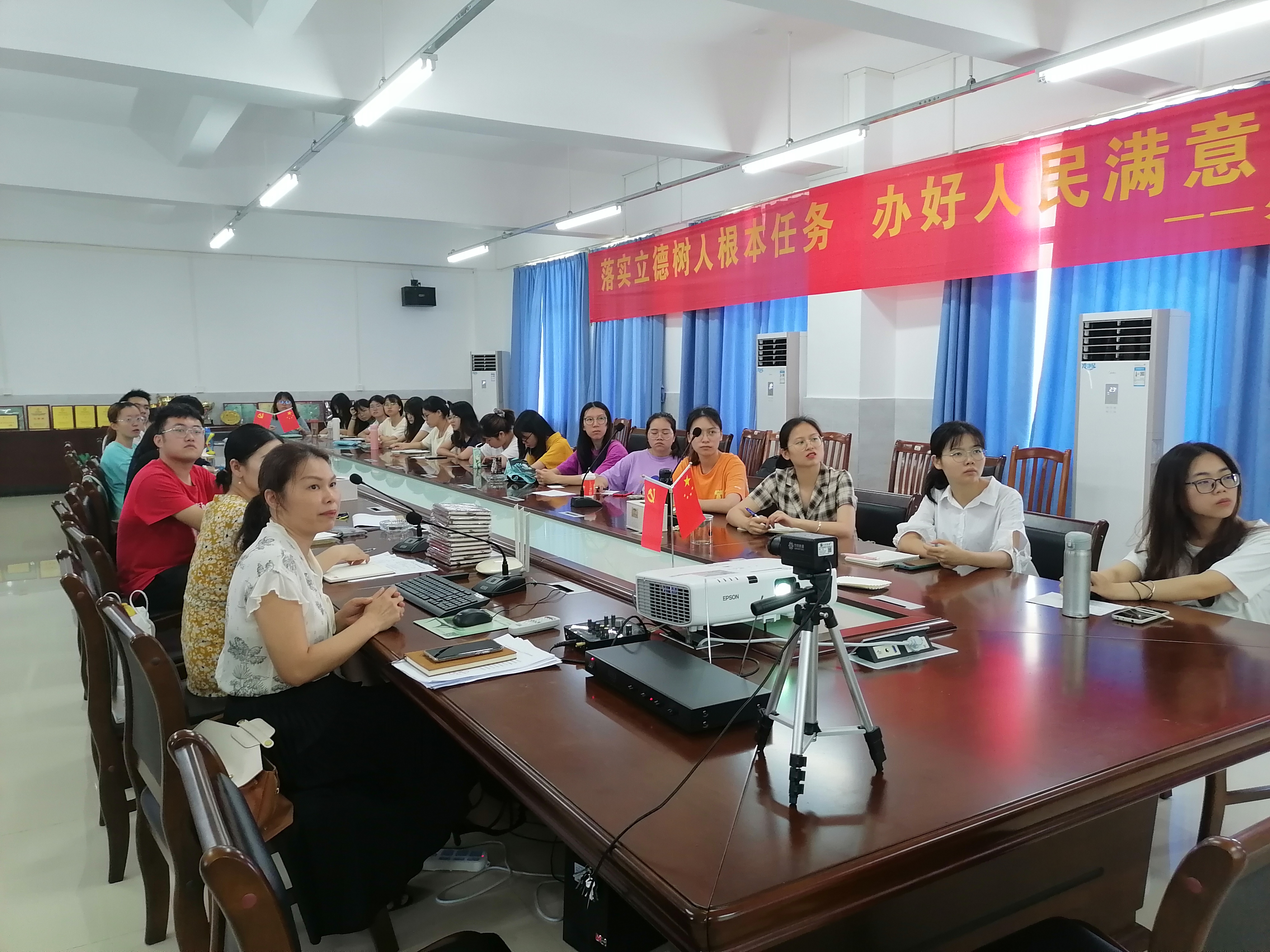 图为党员们认真听党课