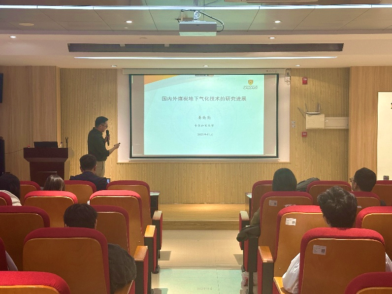 房间里有许多行李箱AI 生成的内容可能不正确。