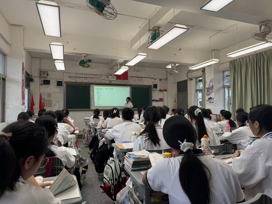 一群人在房间里描述已自动生成