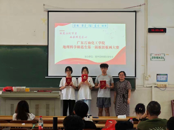 一群人站在台上AI 生成的内容可能不正确。