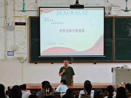 一群人在台上演讲AI 生成的内容可能不正确。