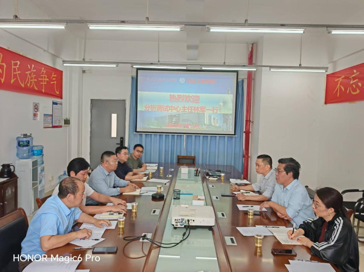 一群人在餐厅聊天AI 生成的内容可能不正确。