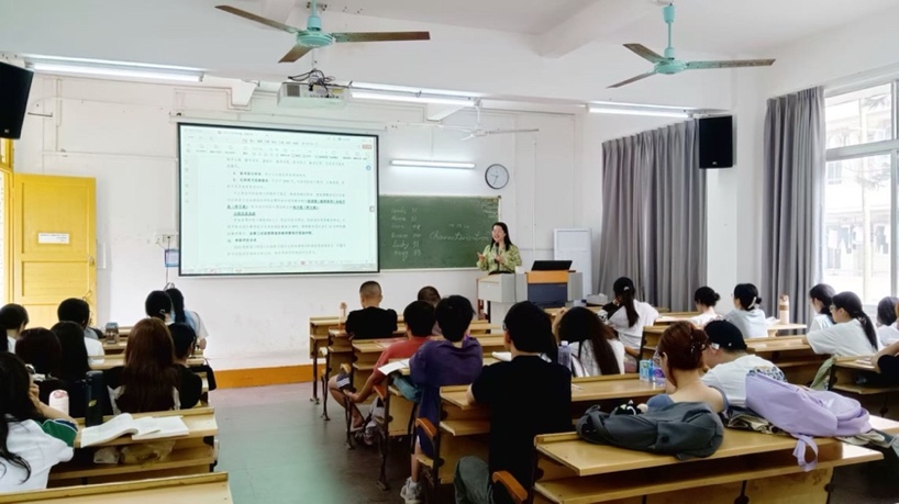 会议室里的人们描述已自动生成