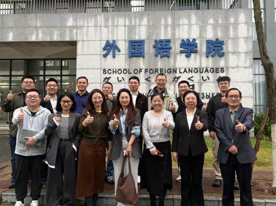 一群人站在一起合影AI 生成的内容可能不正确。